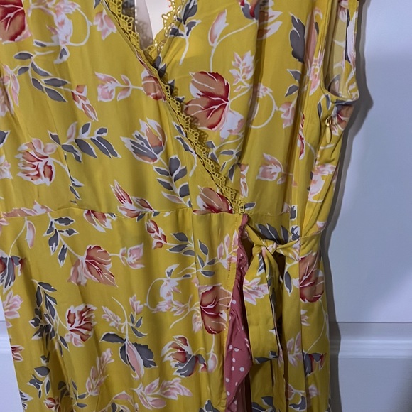 Unique summer dress, pretty detail. Imported lace, wrap with detailed ruffle. - Picture 4 of 6